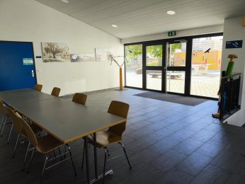 Leutwil - Im Eingangsbereich zur Turnhalle