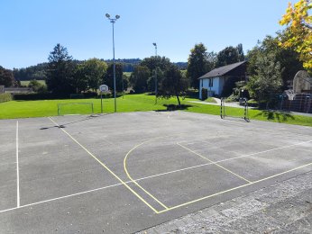 Leutwil - Pausen- und Sportplatz Leutwil mit Blick zum Kindergarten
