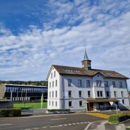 Dürrenäsch - Schulhaus Dürrenäsch mit Turnhalle im Hintergrund