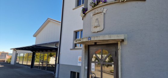 Leutwil - Vorderseite Schulhaus-Eingang