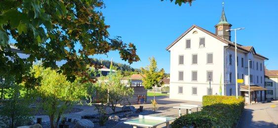 Dürrenäsch - Pausenplatz Dürrenäsch mit Blick zum Schulhaus