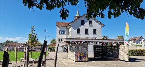Dürrenäsch - Pausenplatz Dürrenäsch mit Schulhaus